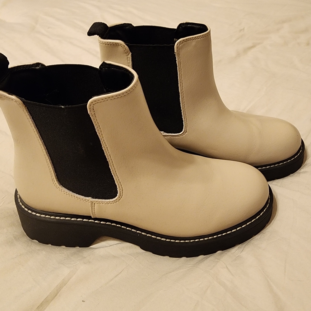 Madden Girl Women's Cindyy Chelsea Boot